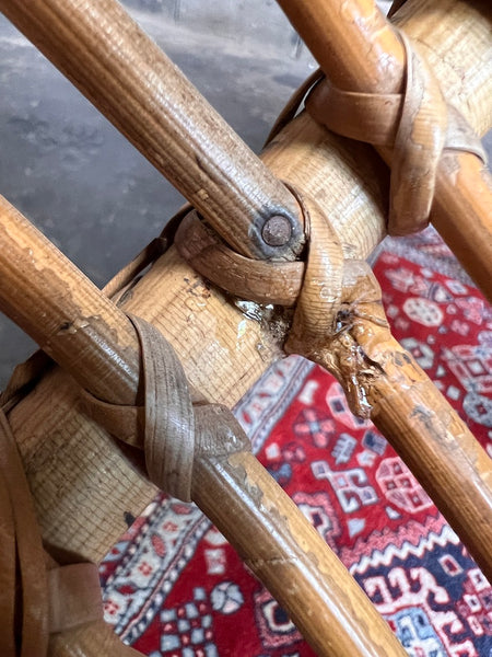 Salon vintage en rotin formé d'une table basse et de 4 fauteuils coques en rotin