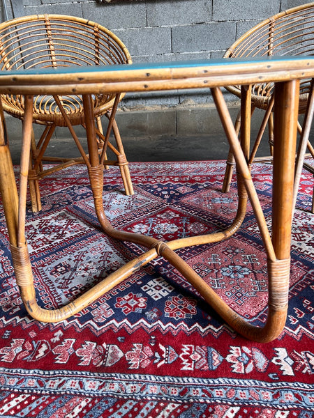 Salon vintage en rotin formé d'une table basse et de 4 fauteuils coques en rotin