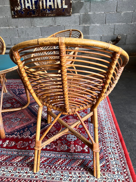 Salon vintage en rotin formé d'une table basse et de 4 fauteuils coques en rotin