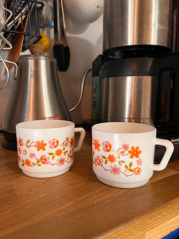 2 tasses vintages en verre Arcopal Scania à fleurs oranges et roses - 1970