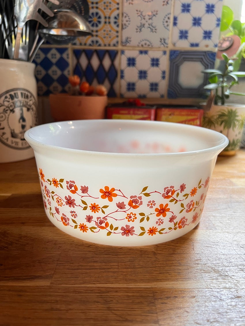 Saladier vintage en verre Arcopal Scania à fleurs oranges et roses - 1970