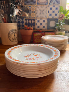 Assiette creuse vintage en verre Arcopal Scania à fleurs oranges et roses - 1970