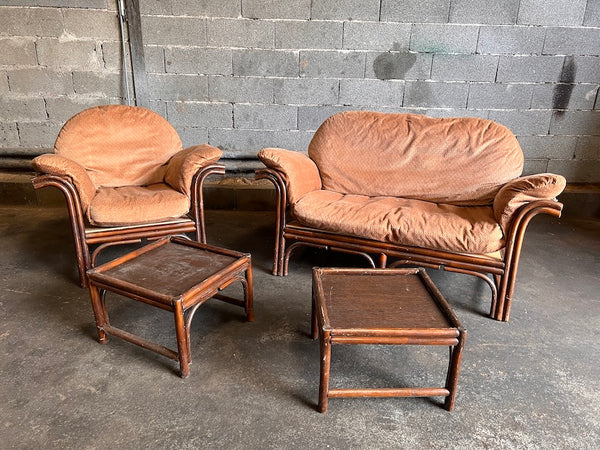 Le Sélectionneur - Brocante - Salon vintage en rotin foncé et velours rose pâle avec ses tables basses