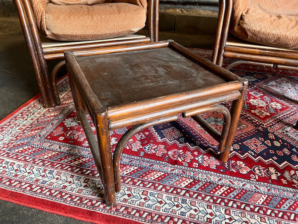 Le Sélectionneur - Brocante - Salon vintage en rotin foncé et velours rose pâle avec ses tables basses
