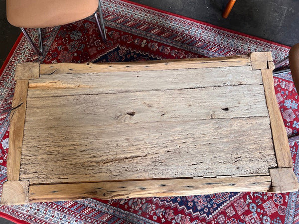 Table basse vintage artisanale en bois massif au style brutaliste