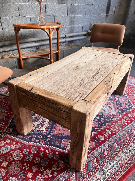 Table basse vintage artisanale en bois massif au style brutaliste