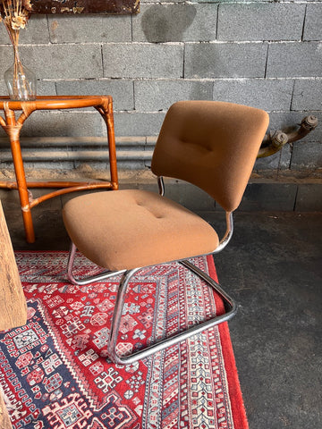 Fauteuil chauffeuse vintage Strafor en métal chromé et laine marron orangé - Années 70
