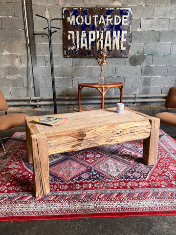 Table basse vintage artisanale en bois massif au style brutaliste