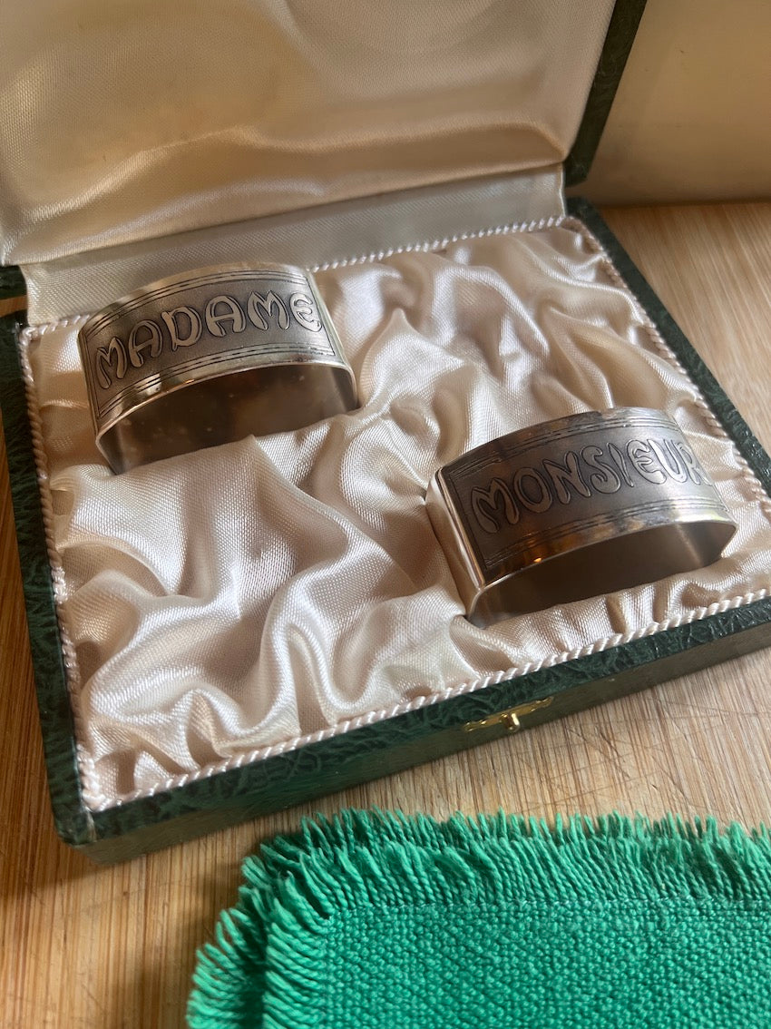 Ensemble des 2 ronds de serviette vintages Madame et Monsieur plaqués argent