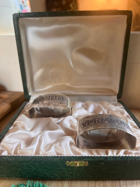 Ensemble des 2 ronds de serviette vintages Madame et Monsieur plaqués argent