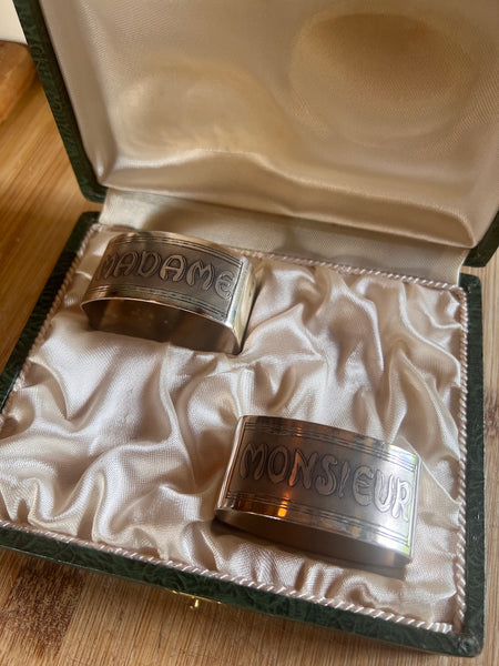 Ensemble des 2 ronds de serviette vintages Madame et Monsieur plaqués argent