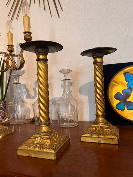 Paire de grands bougeoirs anciens en laiton et métal