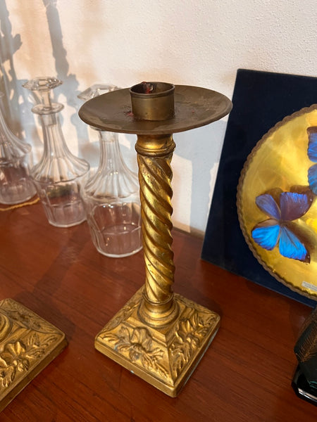 Paire de grands bougeoirs anciens en laiton et métal