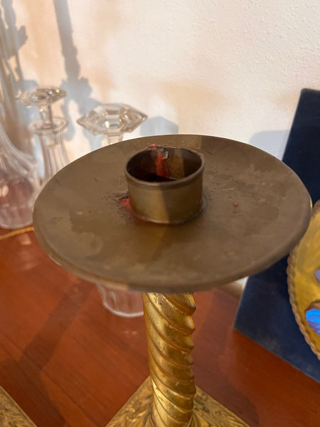 Paire de grands bougeoirs anciens en laiton et métal