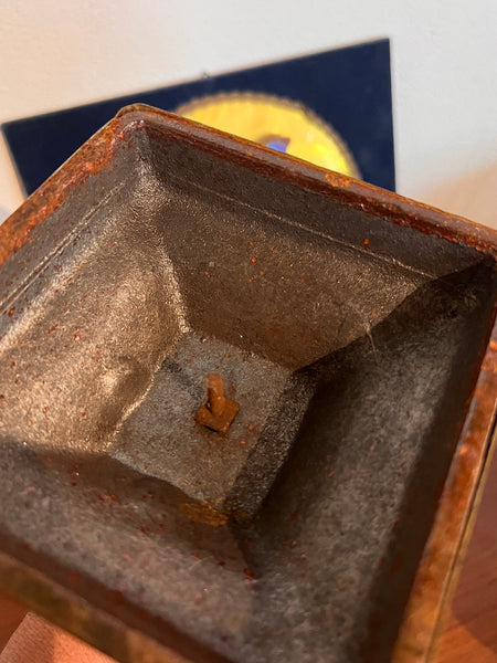 Paire de grands bougeoirs anciens en laiton et métal