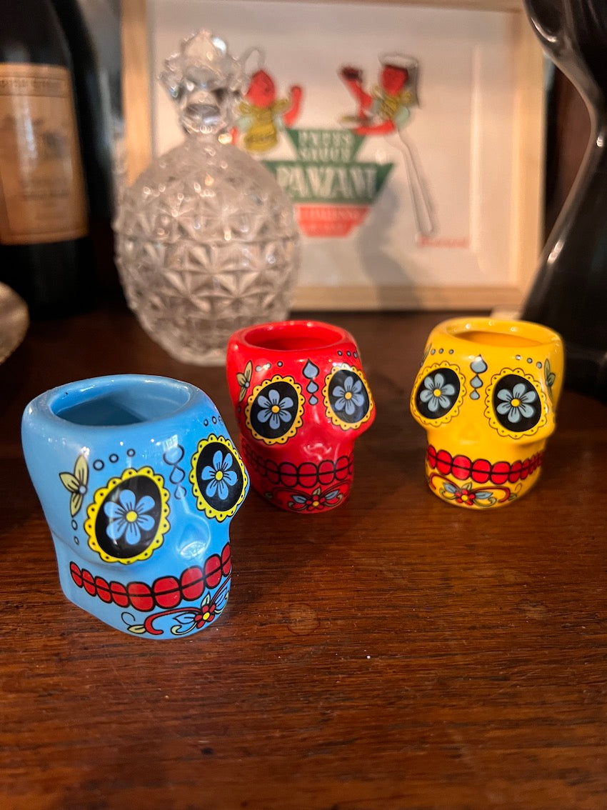 3 petits verres à shooter en céramique en forme de crâne mexicain