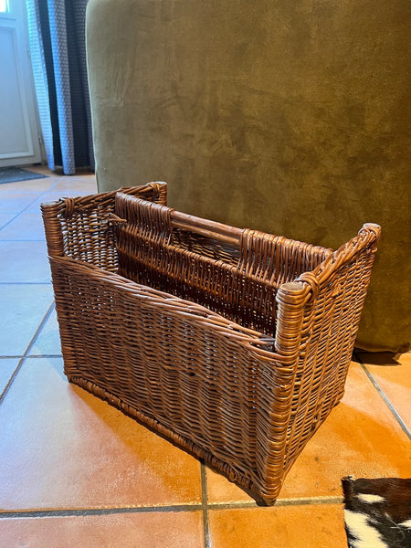 Porte-revue / porte-bouteille vintage en osier tressé et bois.