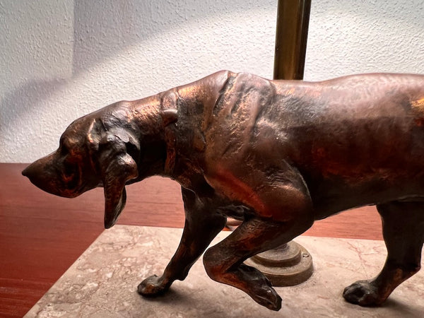 Lampe de table vintage chien de chasse en bronze, socle marbre et tube en laiton