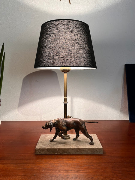 Lampe de table vintage chien de chasse en bronze, socle marbre et tube en laiton