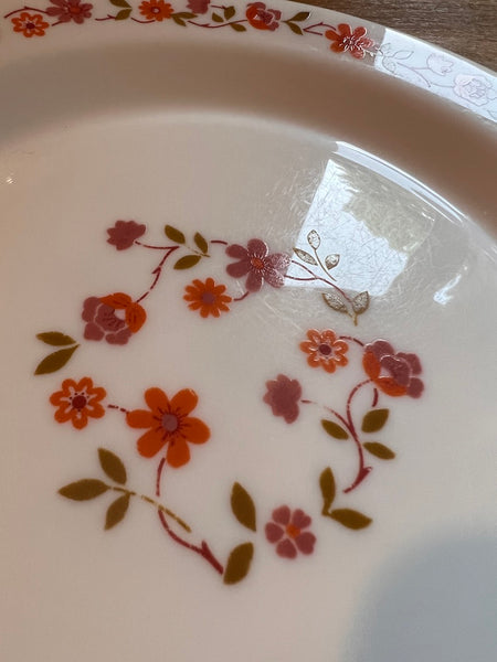 Assiette plate vintage en verre Arcopal Scania à fleurs oranges et roses - 1970