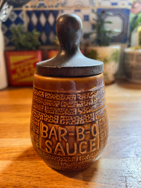Pot vintage à sauce barbecue en céramique avec pinceau