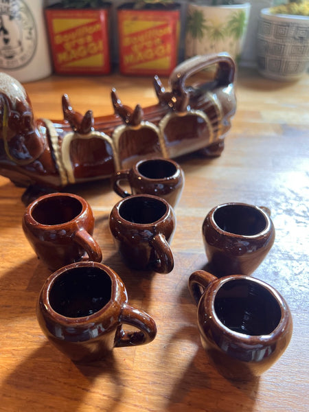 Bouteille vintage en céramique en forme de teckel avec ses verres - Japan