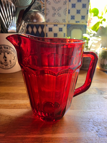 Pichet en verre rouge style Duralex