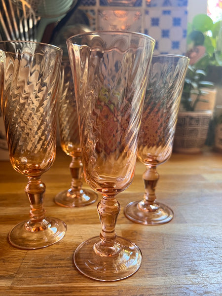 4 flûtes à champagne vintages Luminarc Rosaline en verre rose torsadé