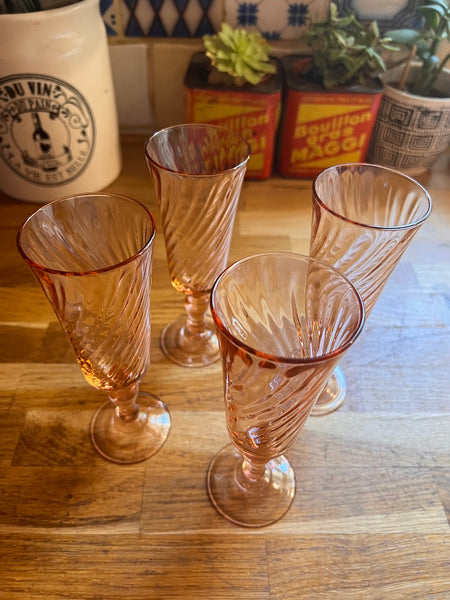 4 flûtes à champagne vintages Luminarc Rosaline en verre rose torsadé