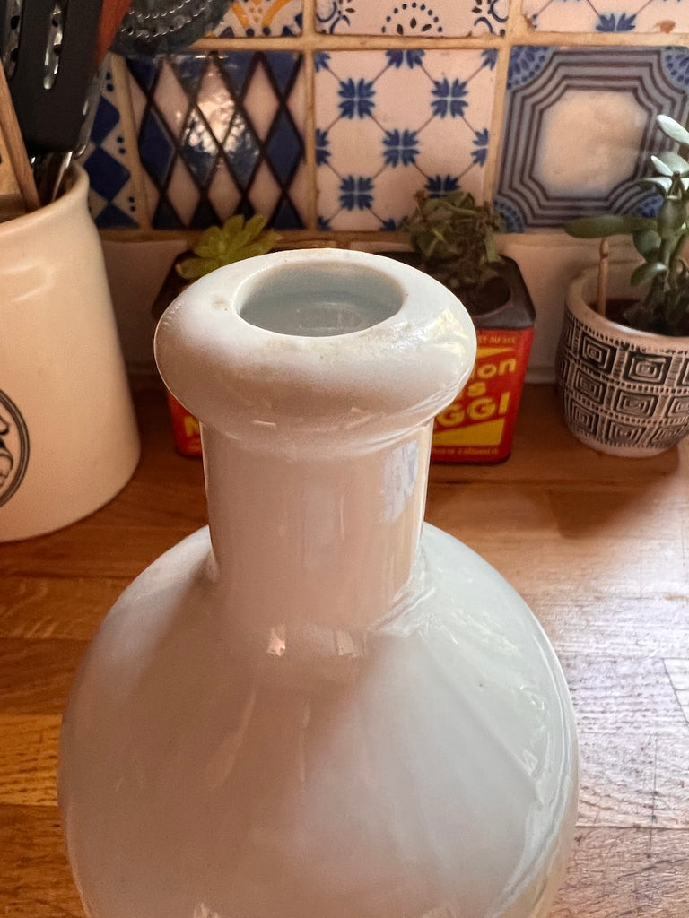 Vase coupe bouteille en porcelaine blanche de Limoges Vase coupe bouteille en porcelaine blanche de Limoges