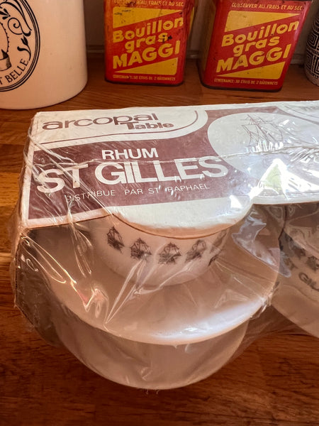 4 tasses vintages neuves Arcopal - Rhum St Gilles - Années 80