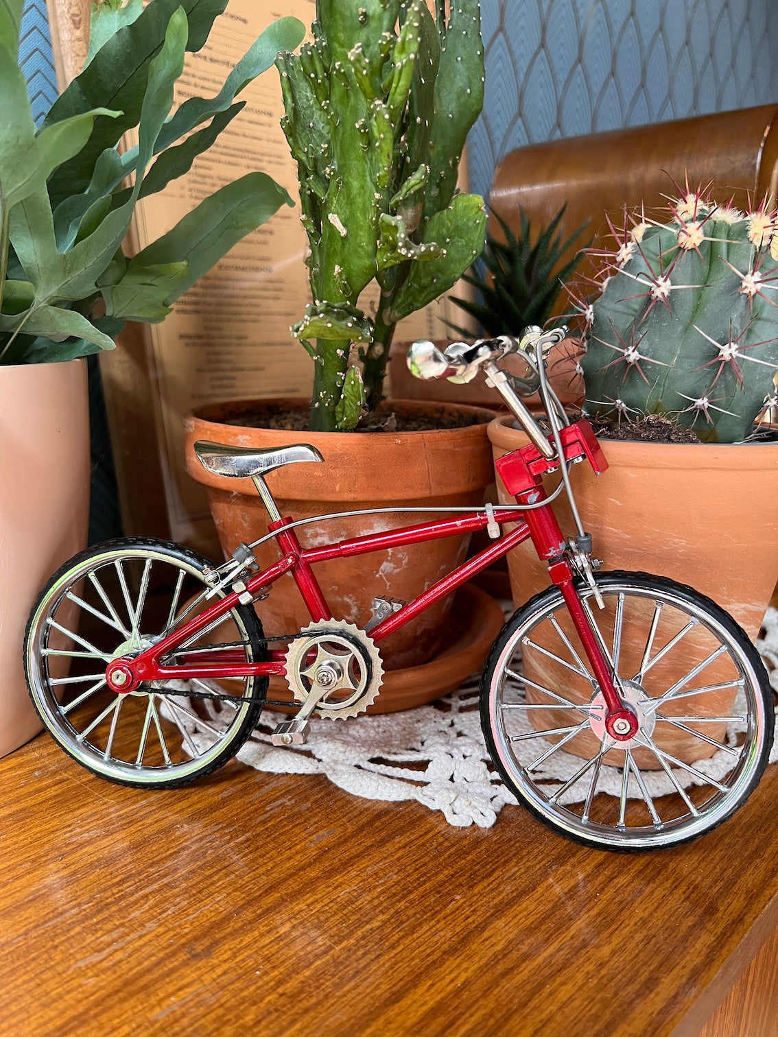 Vélo BMX rouge miniature à l'échelle 1:12. Accessoire pour maison de poupée modèle réduit - France Vélo BMX rouge miniature à l'échelle 1:12. Accessoire pour maison de poupée modèle réduit - France