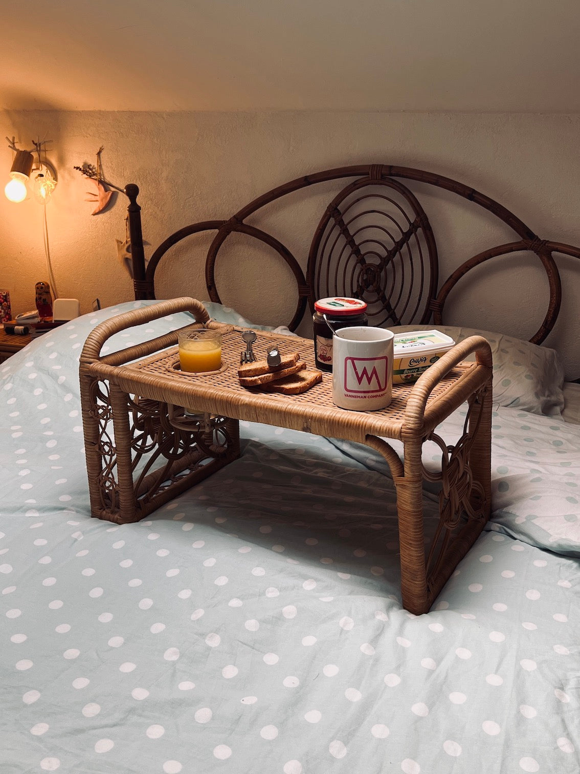 Plateau petit-déjeuner vintage en moelle de rotin et bois