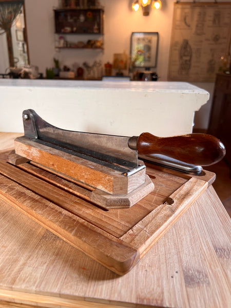 Coupe-pain vintage Au Nain en bois et acier inoxydable