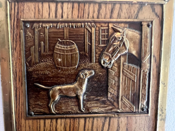 Porte-lettres / courrier mural vintage en bois et laiton repoussé