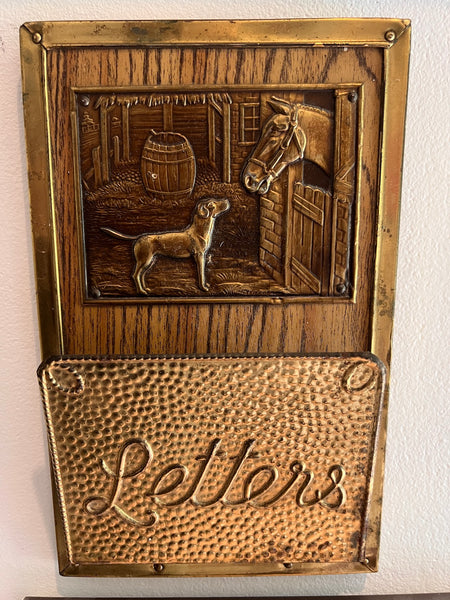 Porte-lettres / courrier mural vintage en bois et laiton repoussé