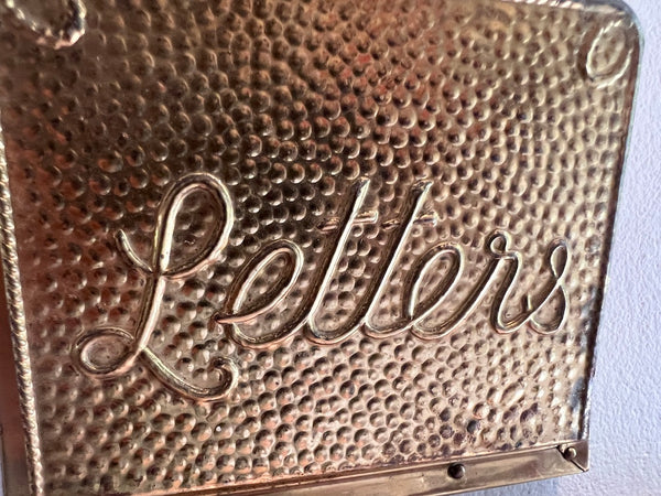 Porte-lettres / courrier mural vintage en bois et laiton repoussé