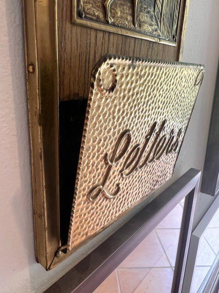 Porte-lettres / courrier mural vintage en bois et laiton repoussé