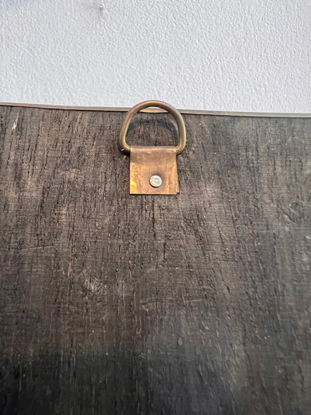 Porte-lettres / courrier mural vintage en bois et laiton repoussé