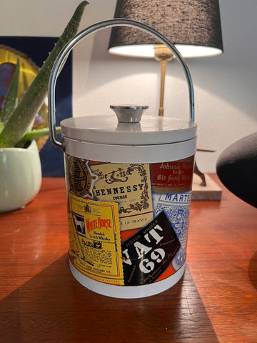 Seau à glaçons vintage aux motifs d'étiquettes de spiritueux
