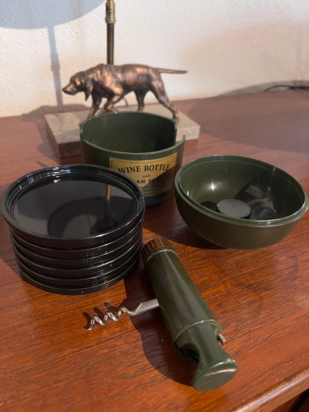 Bouteille accessoires de bar vintage ouvre-bouteille, tire-bouchon, bol et 6 sous-verres en plastique