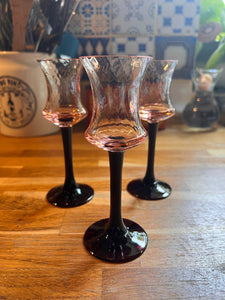 3 verres à digestif à pied vintages en verre soufflé rose et violet