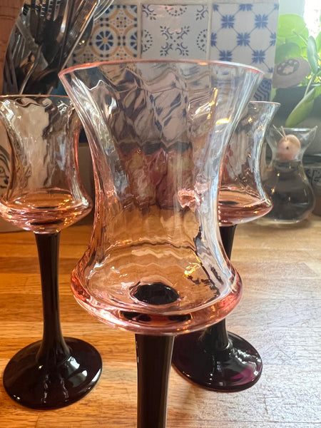 3 verres à digestif à pied vintages en verre soufflé rose et violet