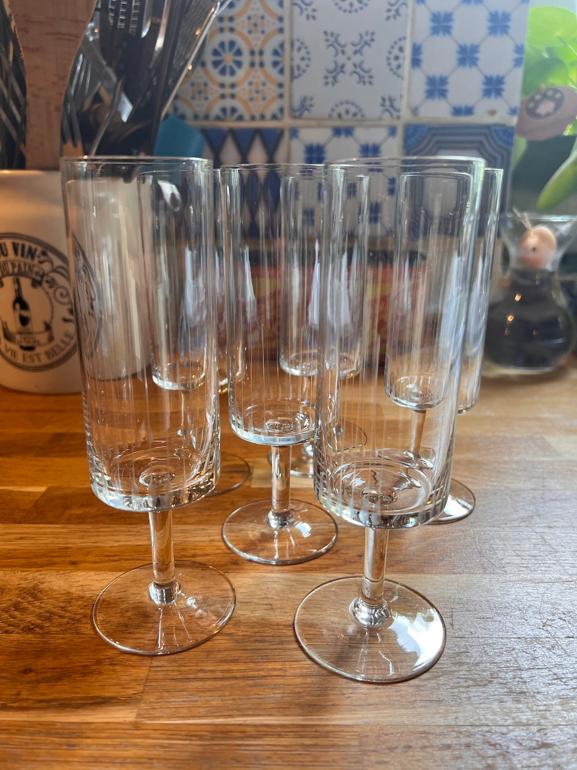 6 flûtes à champagne à fond plat vintages en verre gravé