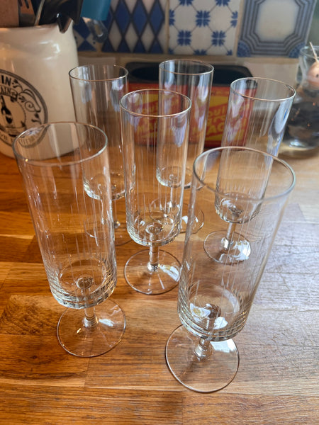 6 flûtes à champagne à fond plat vintages en verre gravé
