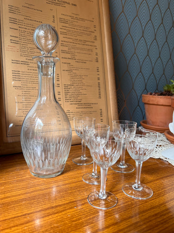 Service à liqueur vintage en cristal gravé formé d'un carafe avec bouchon et 5 verres