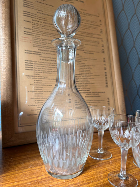 Service à liqueur vintage en cristal gravé formé d'un carafe avec bouchon et 5 verres