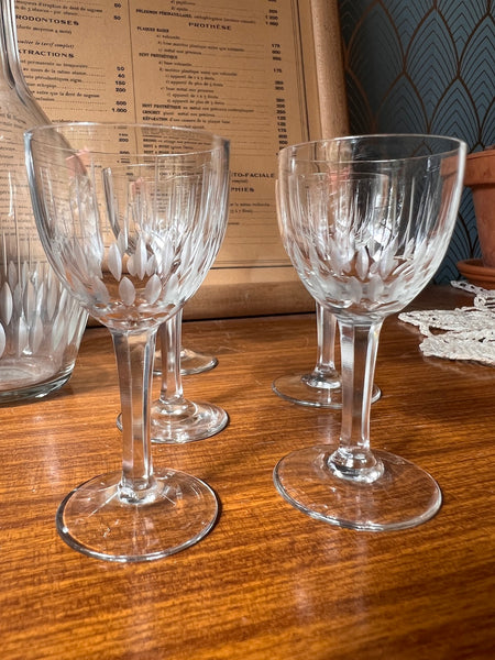 Service à liqueur vintage en cristal gravé formé d'un carafe avec bouchon et 5 verres