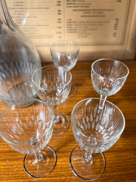 Service à liqueur vintage en cristal gravé formé d'un carafe avec bouchon et 5 verres