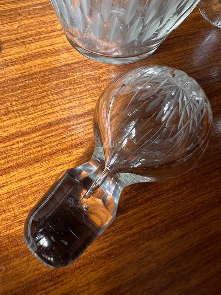 Service à liqueur vintage en cristal gravé formé d'un carafe avec bouchon et 5 verres